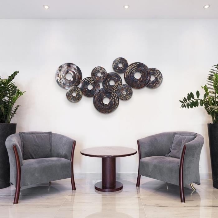 lyxig och modern inredning med vita väggar med stor blomkruka i antracitgrått och metallväggdekoration