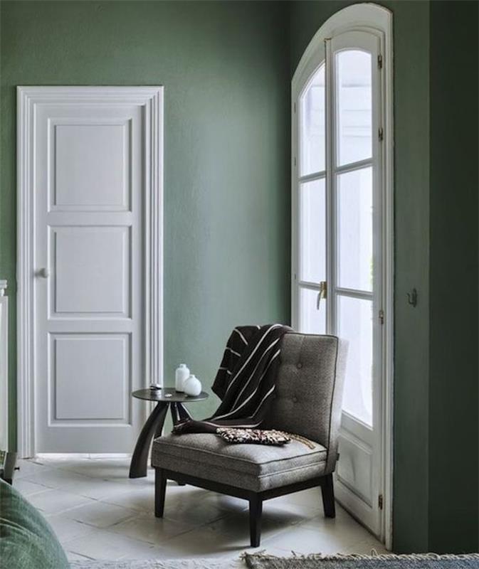 pastelovo zelená dispozícia obývačky s odtieňmi šedej a zelenej, odtieň celadon, sivá stolička, biele obklady