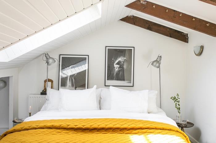 ockfärgade dekorativa föremål, sluttande sovrum med vita väggar, svart ram med svartvitt foto, senapsgult sängklädsmodell