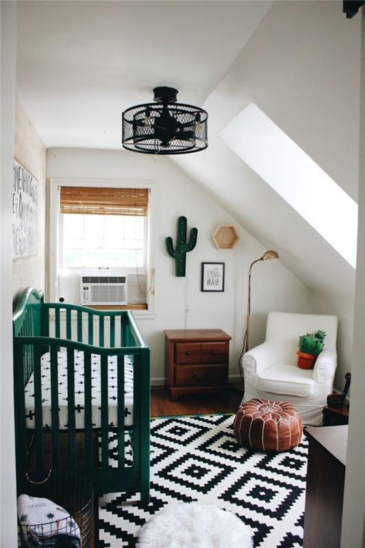 izba pre chlapčeka pod svahom s bohémskou elegantnou atmosférou, čiernou podlahovou lampou a novorodeneckou posteľou v tmavozelenom, bielom a čiernom kobercovom vzore s geometrickým dizajnom
