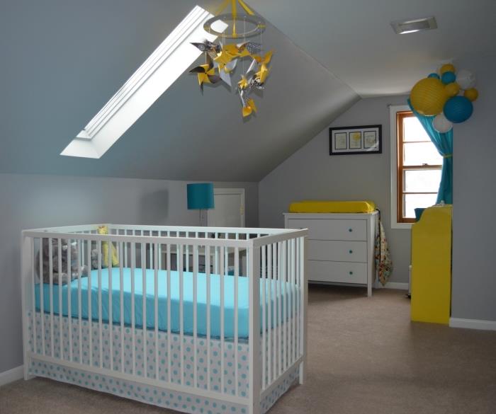 šikmá spálňa s bielymi stenami s bielym nábytkom a žiarivými žltými a modrými akcentmi, žltý a sivý detský mobil