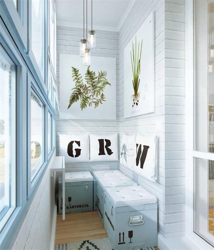 vit terrassdekoration, soffa i blå kistor med vita säten, vita kuddar med svarta bokstäver, vit panelväggdekoration, ritning av gröna växter, träbeklädnad, grå matta med svarta mönster, industriella upphängningar