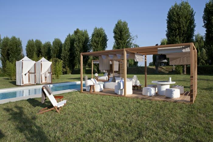terrass i terrass på grön gräsmatta, träpergola, fåtölj, soffa, bord och vita fåtöljer, vattenbassäng