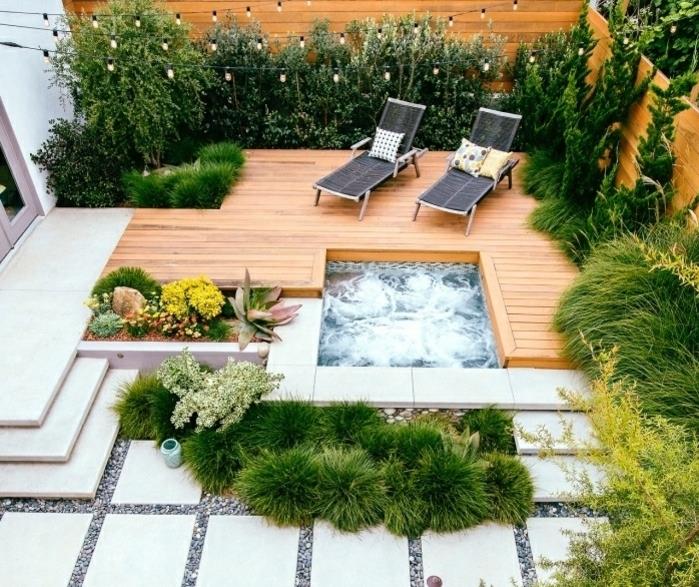 yttre terrassarrangemang i ljust kompositträ, betongplattor på grus, vattenbassäng, jacuzzi, buskar, små gröna träd, ljusa kransar