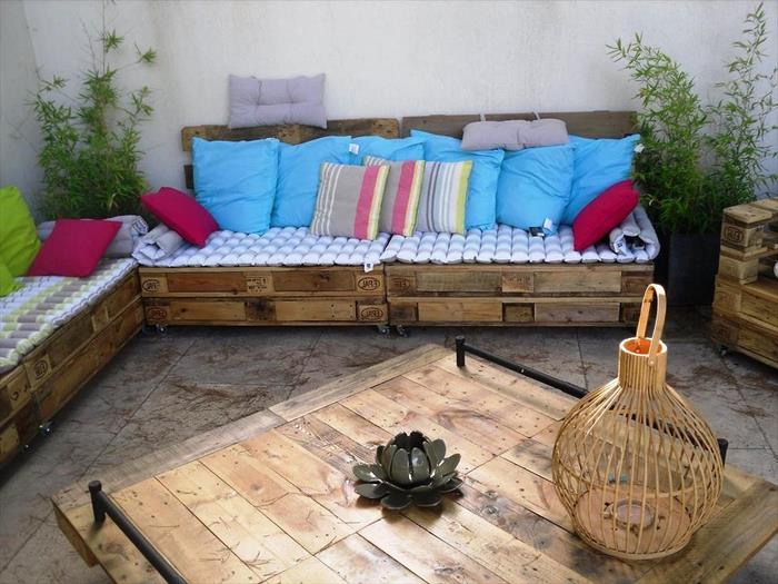 záhradný nábytok vyrobený výlučne z paliet s vankúšmi a funkčným a pohodlným paletovým záhradným nábytkom