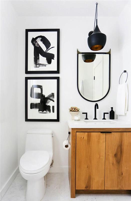 aká farba na toalety, pekná čiernobiela dekorácia toalety, drevená skrinka pod umývadlo, čierne batérie, čiernobiele rámy na maľovanie, biela toaleta