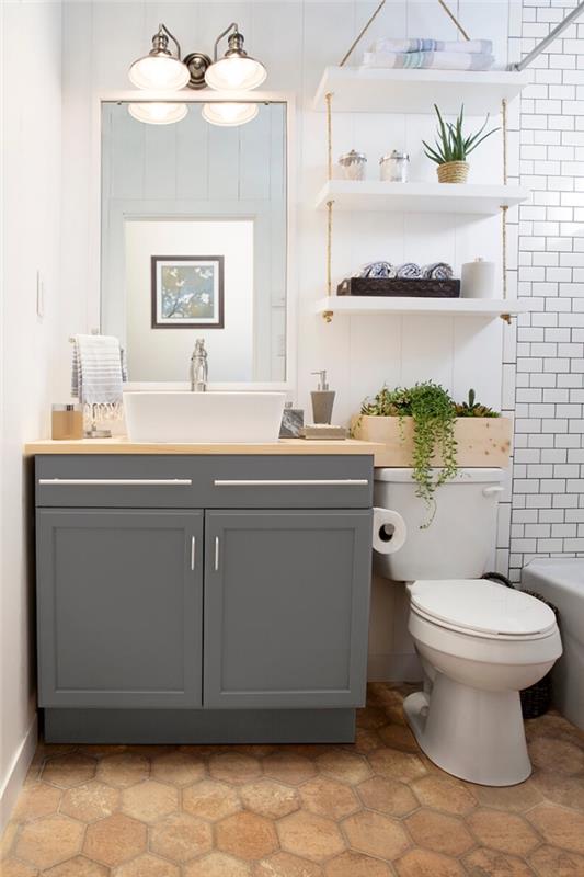 nápad na fajansový záchod, rozloženie WC s bielymi stenami so sivou umývadlovou skrinkou a drevenými doplnkami