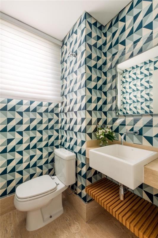 nápad na toaletnú tapetu s grafickými vzormi v modrošedých a bielych farbách, ako prerobiť svoj záchod