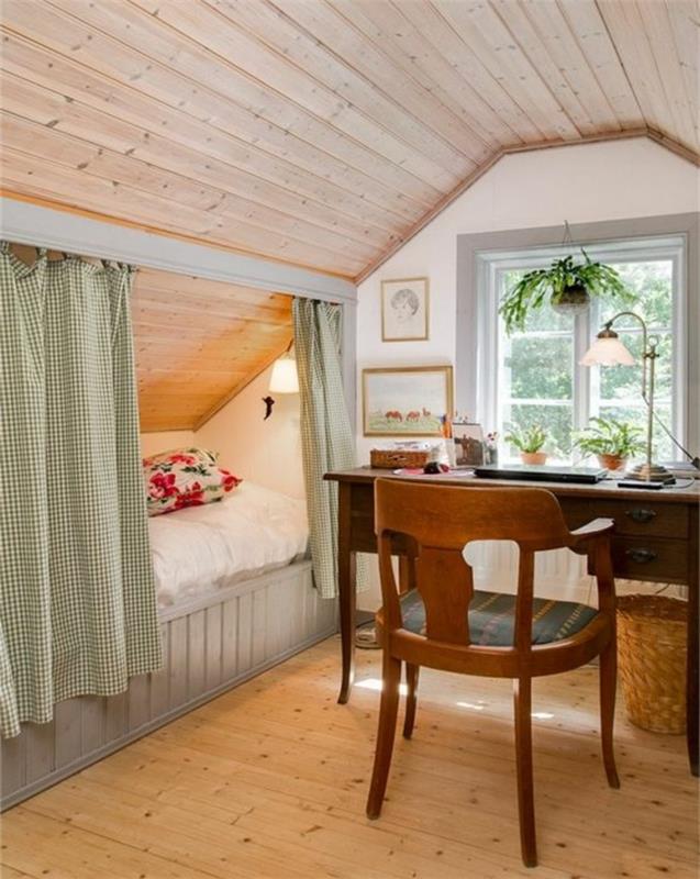 vinden layout, ljus parkett, vintage trä skrivbord, vintage stol, sluttande säng med grå gardiner, rustik design