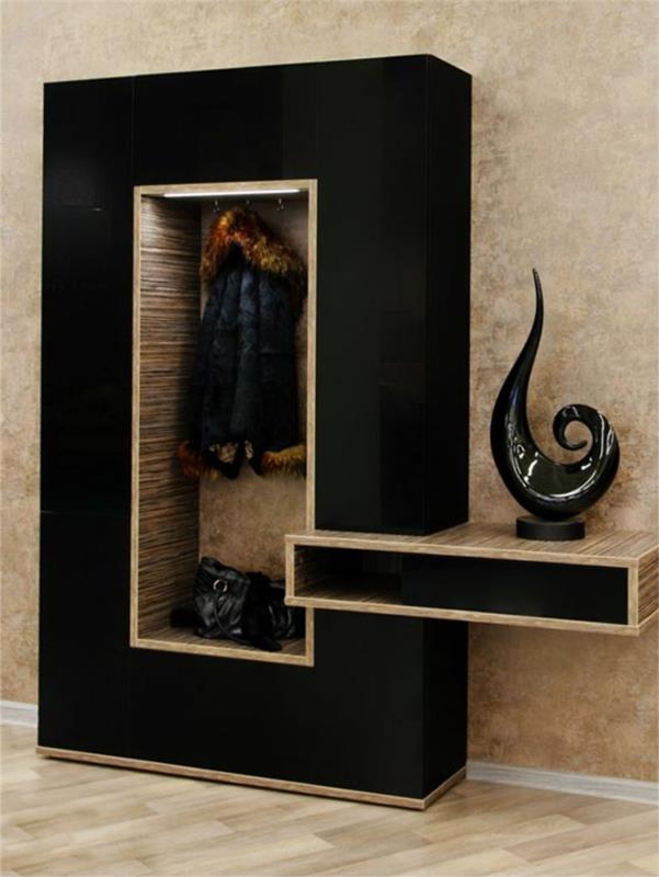 nápad na výzdobu vstupnej haly domova s ​​čiernym a béžovým štvorcovým nábytkom a dekoratívnou keramickou špirálou