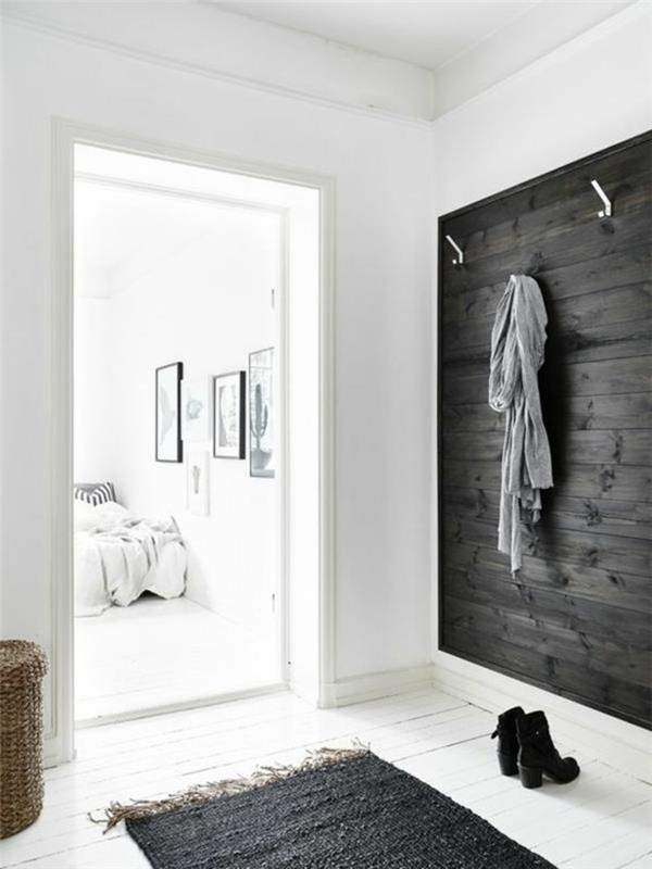 vstupná hala domu so sivou drevenou stenou a sivým stropom zo sivého koberca