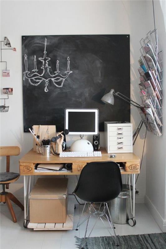 studentrum, lägenhetinredning, pallbord, svart plaststol med grå metallben, grå rektangulär matta