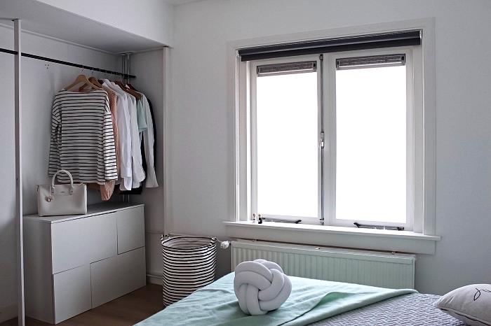 فكرة غرفة خلع الملابس لتقوم بها بنفسك بخزانة ملابس مثبتة فوق خزانة ذات أدراج ، ومنطقة تبديل ملابس في غرفة النوم