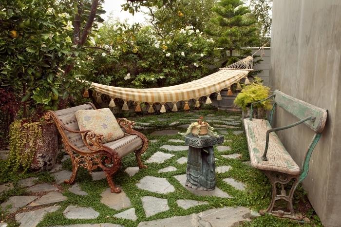 bohémsky elegantný dekor na dvore s trávou a dlažobnými kockami, retro stoličkový model stoličky zo surového dreva do záhrady