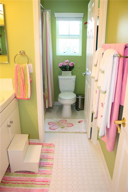 grön och gul badrumsmodell med rosa accenter, barns badrum och toalettdekorationsidé