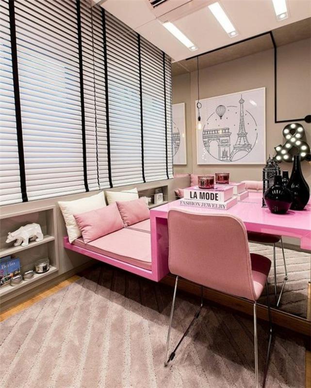glamorös och feminin atmosfär, studentrumsinredning, persienner i vitt och svart, matta i delikat rosa, skrivbord i ljusrosa, rosa plaststol, rektangulära kuddar i vitt och rosa