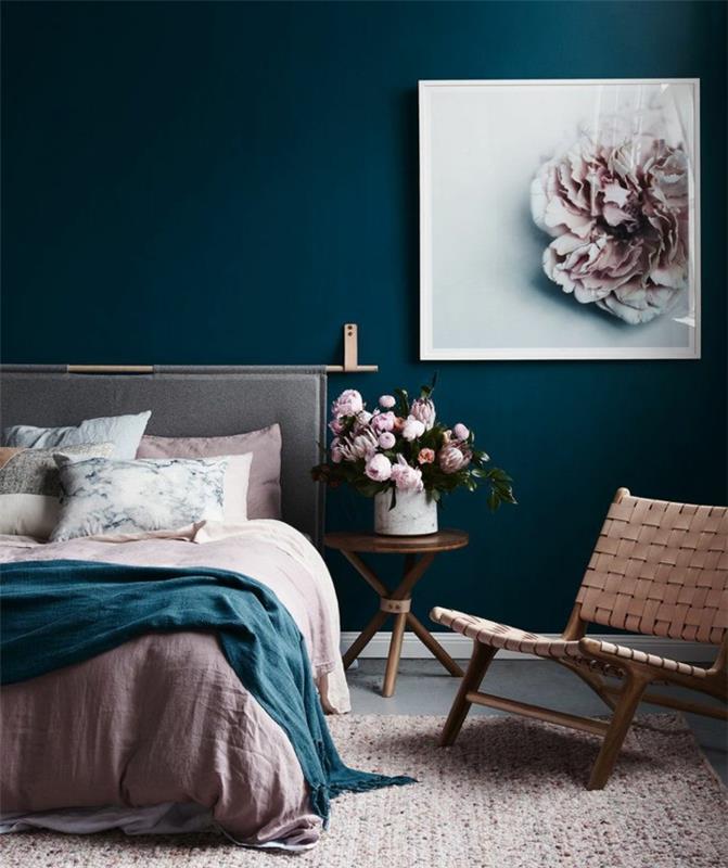 vilken romantisk sovrumslayout att välja, blå väggfärg, rosa sängkläder, pastellfärgad målningsram, vit hink med pioner