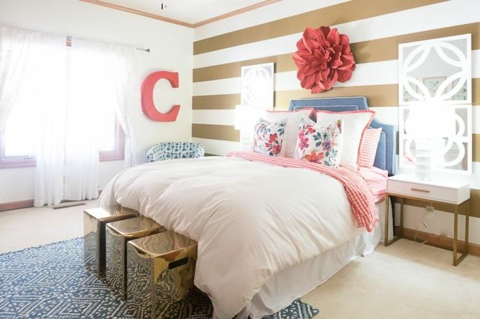original målning för vuxen sovrum, rosa sängkläder, rosa sänggavel, stor blomma på väggen, vita gardiner, blå matta