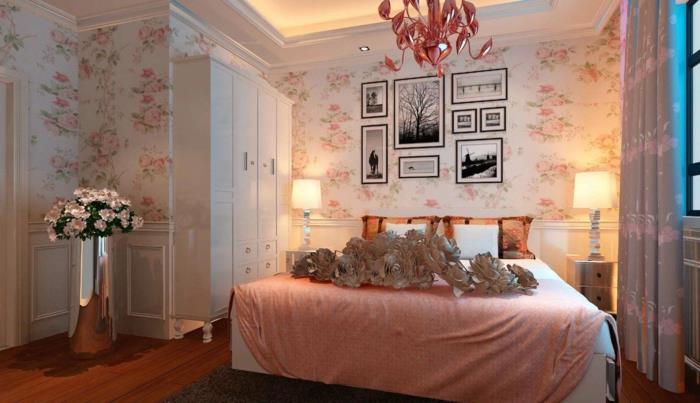 modern sovrumsinredning, blommig tapet, rosa sängkläder, inramade fotografier