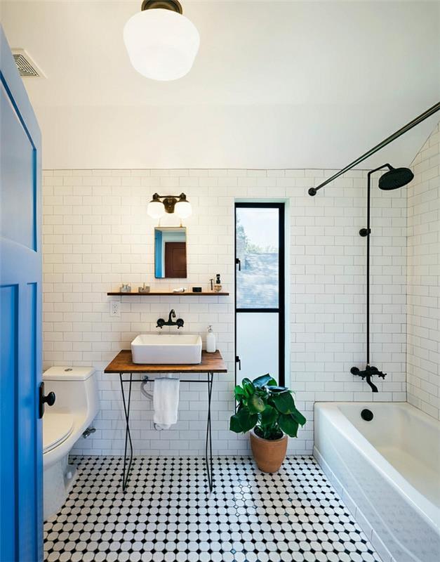 vintage svartvita plattor, blomkruka, rektangulärt badkar, tunnelbana, återvunnet fåfänga i trä, blå dörr