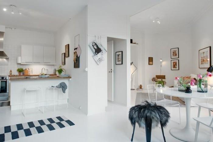malý priestor-biela-kuchyňa-jedálenský-stôl-stoličky-deco-jednoduchý-a-moderný