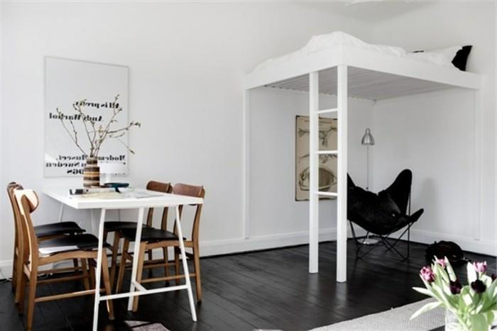 Malý priestorový jedálenský stôl s poschodovou posteľou a pohodlnou koženou stoličkou