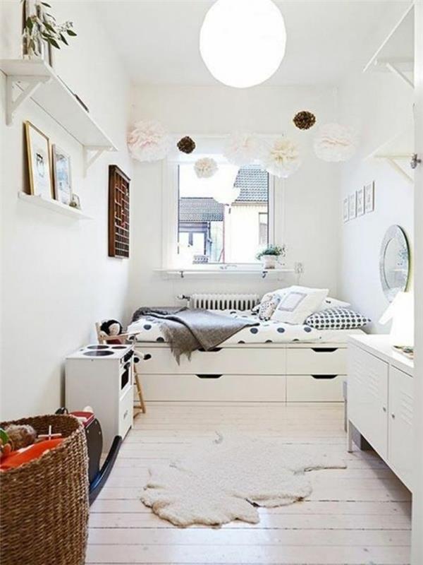 malá spálňa v bielom a minimalistickom usporiadaní