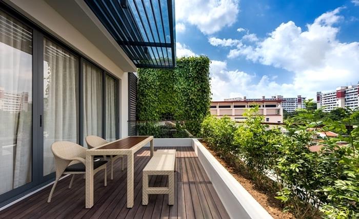 terrass layout trä golv bord och stolar balkong gröna växter idé hur man gör en grön vägg bris utsikt