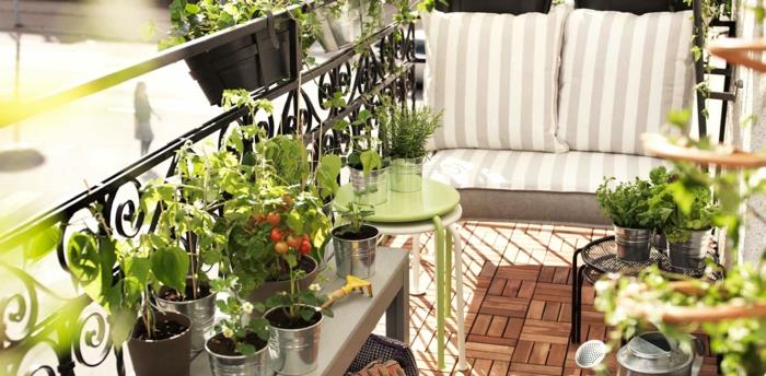 passa in din terrass, liten balkong med träbeklädnad, soffa, trasigt och vitt säte, gröna växter, soffbord, balkongkök trädgård