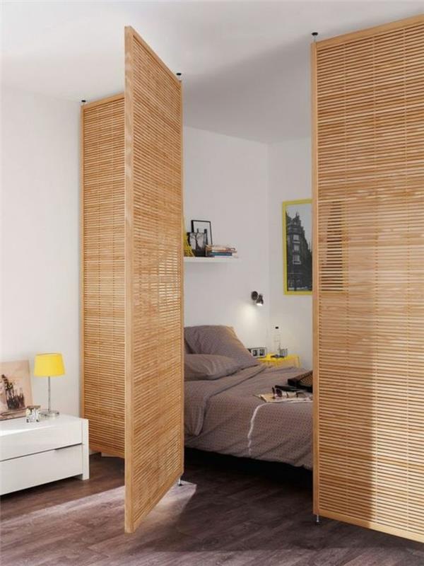 malá spálňa s bambusovou zástenou