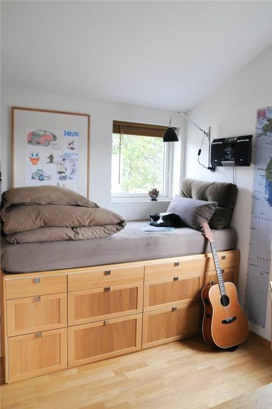 nápad na výzdobu spálne pre dospelých vyzdobiť malú dospievajúcu spálňu posteľou zo svetlého dreva, veľkými úložnými zásuvkami pre dospievajúceho chlapca