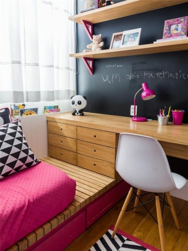 9m2 detská izba s tabuľou na písanie, posteľ na platforme, drevené zásuvky na platforme, biela plastová stolička bez podrúčok, s nohami zo svetlého dreva