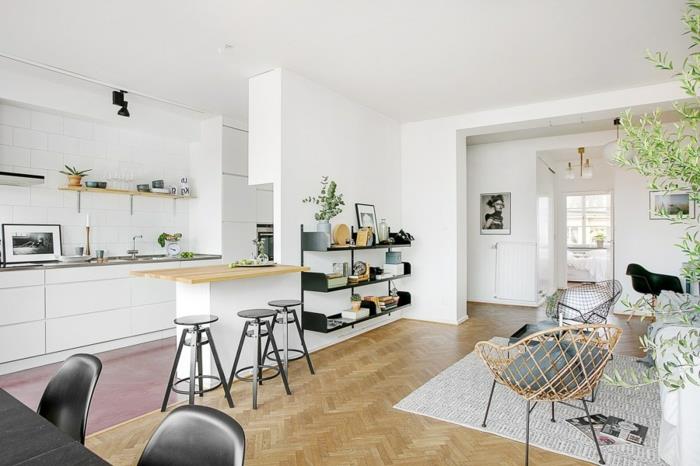 idé om ett halvöppet vitt kök som vetter mot ett vitt vardagsrum, med grå matta, skandinaviska stolar och ljus parkett, liten bar med svarta pallar, svart hylla