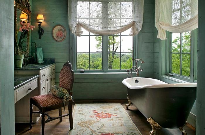 asymmetriskt vintage badkar, vägglampor, dekorativa väggpaneler, beige matta med blommönster, röd retrostol