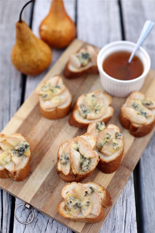 ľahký recept na predjedlo predjedlo s hruškou, rokfortom a medom, klasické crostini