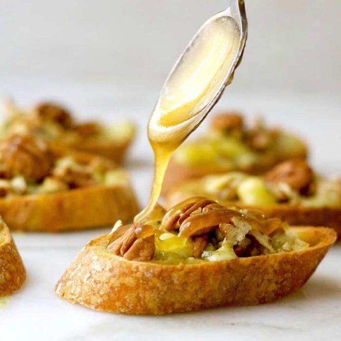 recept na klasický vianočný aperitív, orechové crostini, rokfortský syr a med
