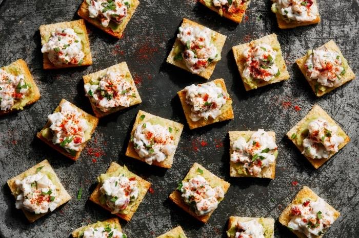 horúci homár aperitív toastový nápad, s majonézovou nátierkou, crème fraîche, citrónom a pažítkou
