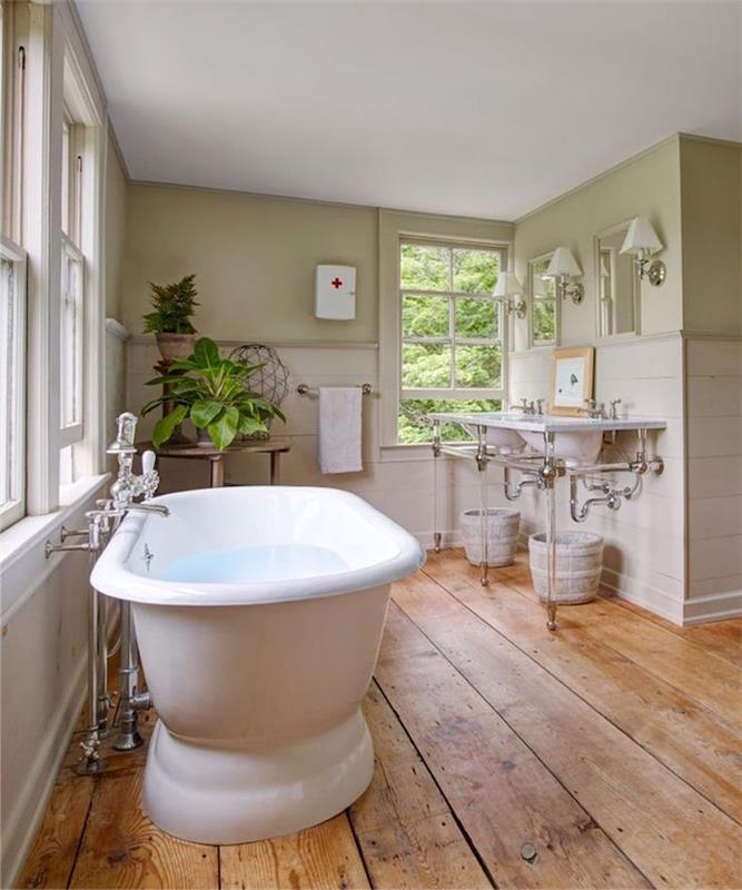 الحمام بدون بلاط من الخشب القديم بدون بلاط وحوض استحمام قائم بذاته وجدران من الجير الأخضر
