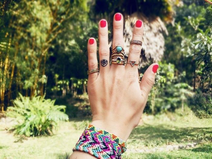 Tatuaggi piccoli sulle mani e un'idea con un tattoo sul dito anulare di una donna