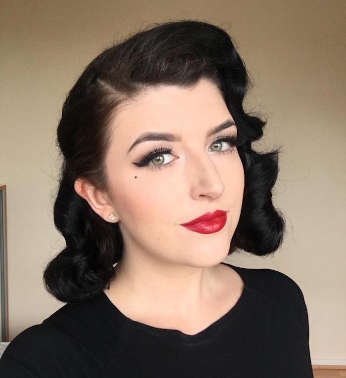 Účes 50. rokov rockabilly v štýle dita don s retro pin up makeupom na očiach a perách, biely podklad