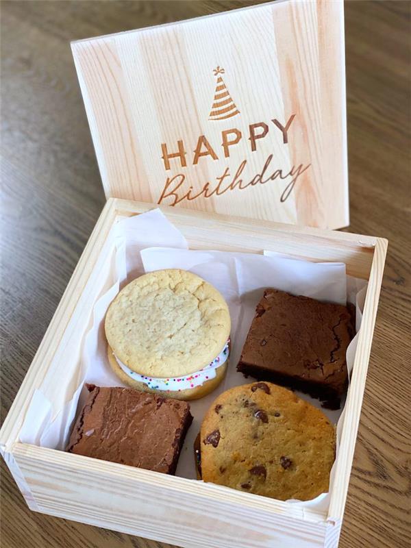 födelsedag i förlossning erbjuder en konditorivaror en idealisk presentlåda med små kakor