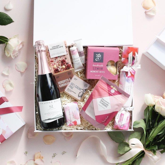födelsedag i fängelse gåva idé en låda med champagne skönhetsprodukter och en bukett rosor