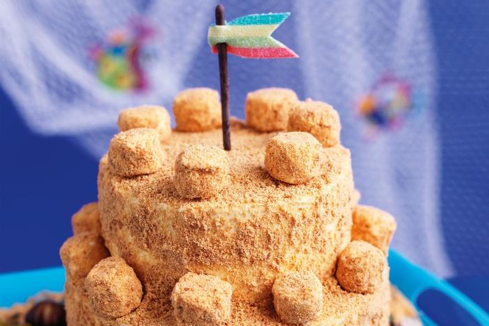 الفكرة الأصلية لكعكة عيد ميلاد الطفل ، كعكة قلعة الرمل