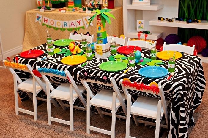 1 år gamla födelsedagsborddekorationer på djungeltemat, färgglada födelsedagsborddekorationer med zebra duk och ett palmet mittpunkt i byggstenar
