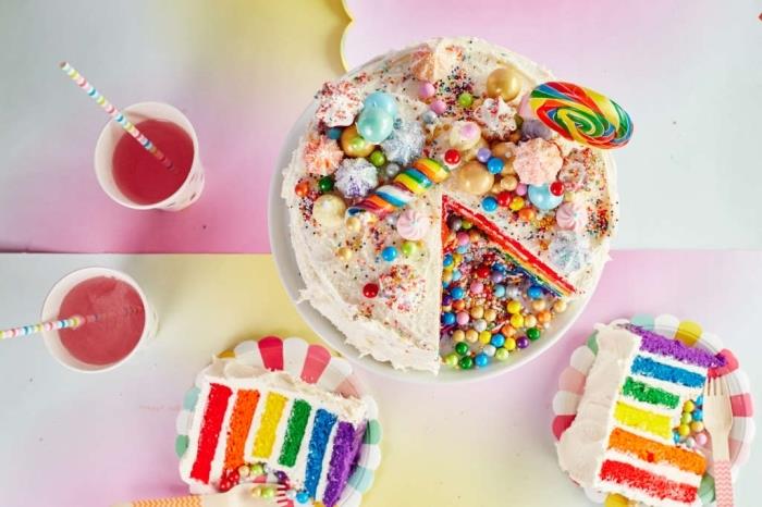 Rainbow tårta recept består av flera olika färgade sockerkakor, garnerade med mångfärgade godis
