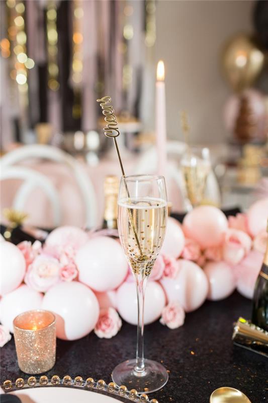 chic och glamorös idé för dekoration av vuxna födelsedagsbord med gyllene porslin och bestick och pastellrosa ballonger
