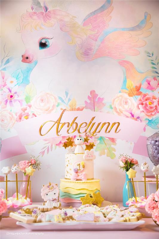 vacker enhörningsdekoration i pastellfärger för din dotters första födelsedag, idé för den magiska och fe dekorationen av en födelsedagsbuffé