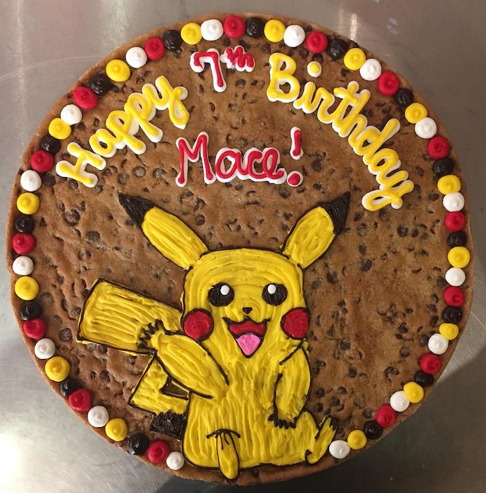 roztomilé pikachu, narodeninová torta, čokoládová piškóta, ozdoba striekačkou a krémom