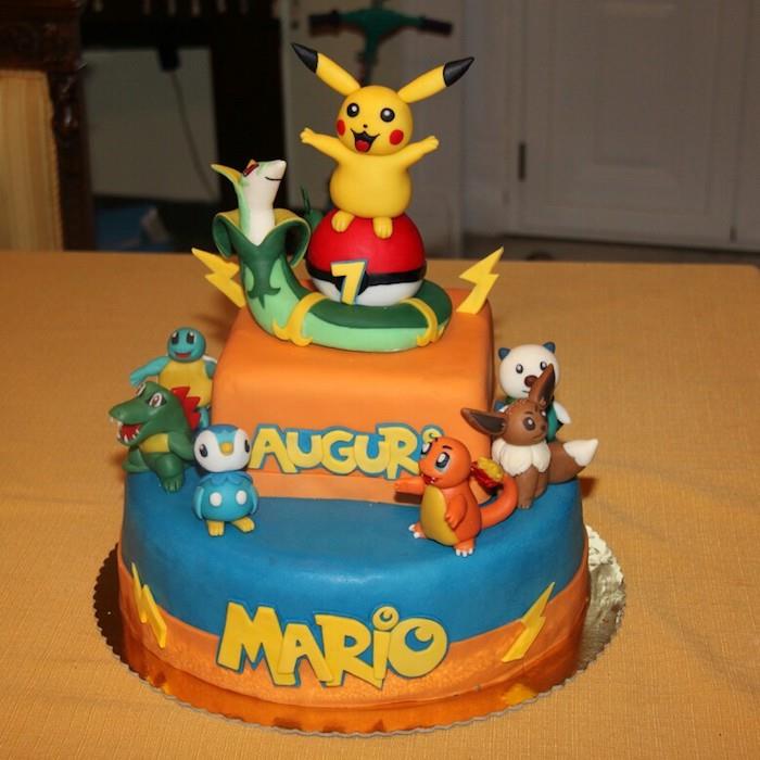 pokemon torta topper, vrstvený koláč, roztomilé pikachu, koláčový tanier, žltá figúrka pikachu