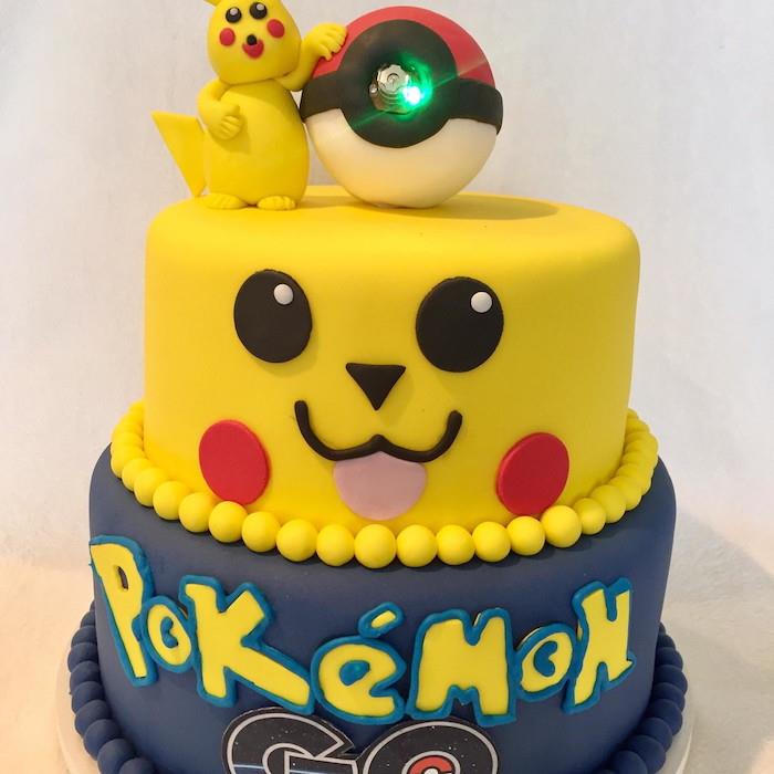 recept na koláč, tvár pikachu, figúrka pikachu v žltom marcipáne, ako urobiť koláč, pokeball